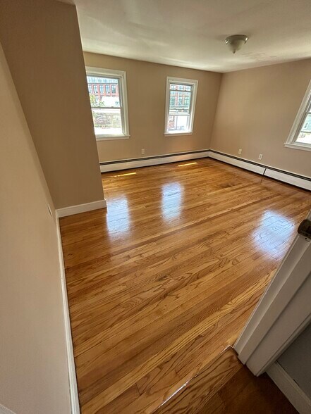 Building Photo - 146 Main St