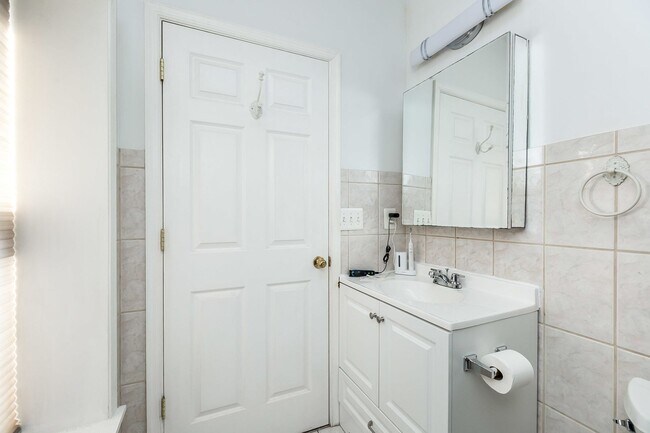 Building Photo - Stylish End-of-Group 2 bd 2.5bth Home in P...