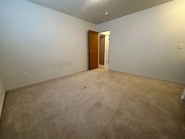 Building Photo - 2 bedroom, 2 bath apartment