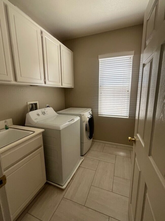 Building Photo - Beautifully Updated 5-Bedroom Home with Ci...