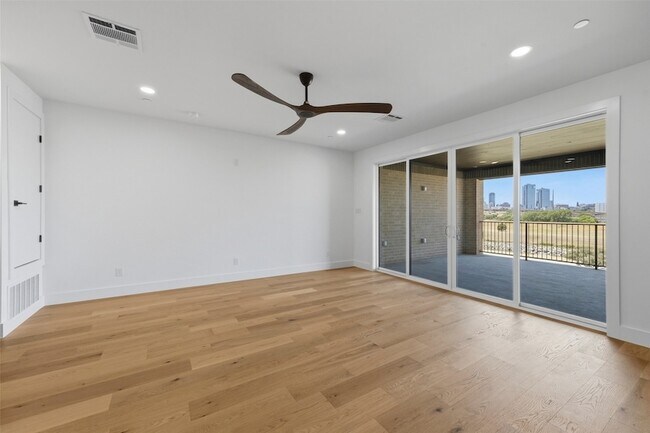 Building Photo - 404 Vista Buena Trl