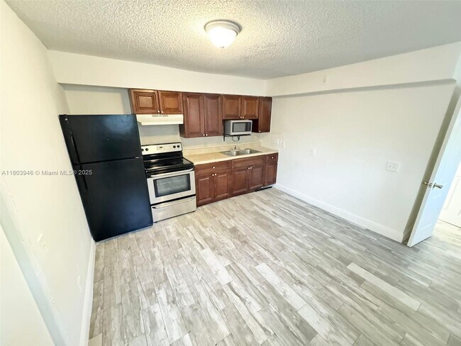 Primary Photo - 605 S J St