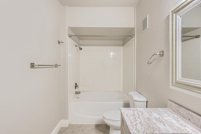 Building Photo - HIGHLY DESIRABLE UPGRADED ONE BEDROOM COND...