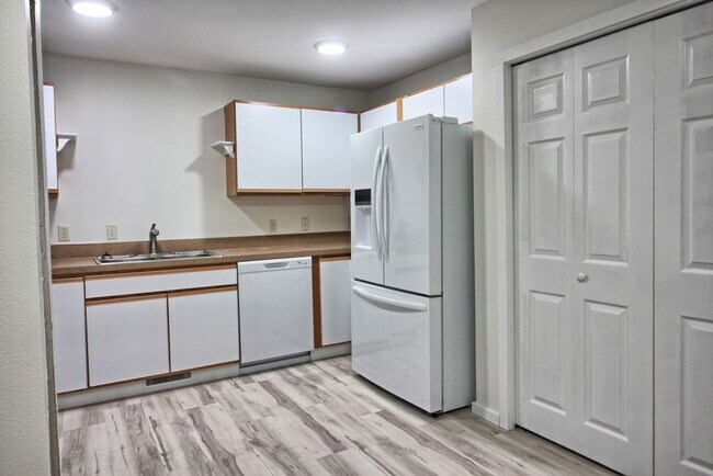 Building Photo - Updated and Renovated Ground Floor Condo f...