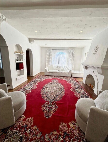 Large living room - 8673 W Olympic Blvd