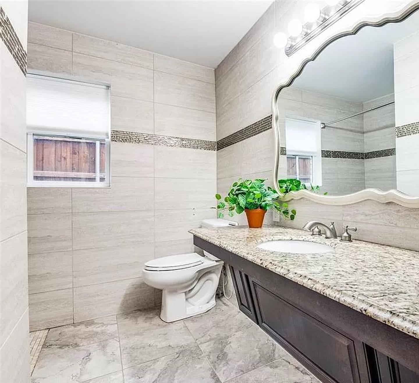 Building Photo - Polished Northwest Dallas home with quick North Tollway access