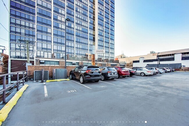 Building Photo - 1636 N Wells St
