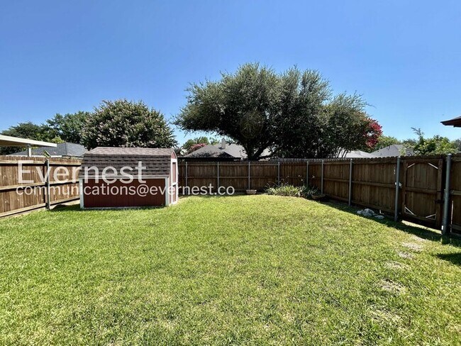 Building Photo - 3 Bed, 2 Bath with Fenced Yard & Garage / Pet-Friendly / Available Now!