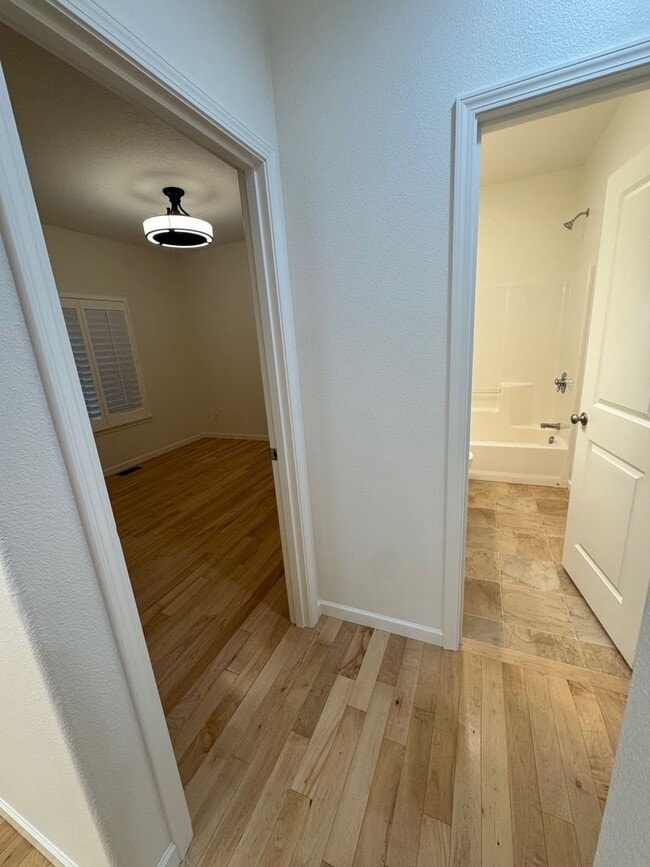 Building Photo - 3 Bedroom 2 Bath at Astoria