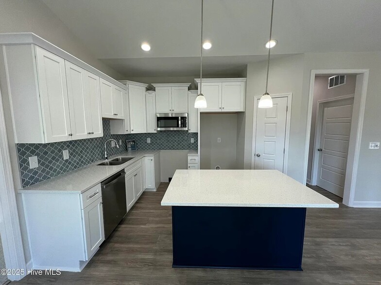 Building Photo - 403 Creeks Edge Dr