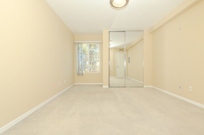 Building Photo - 5252 Balboa Arms Dr