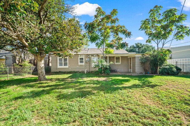 Building Photo - Vintage Home w/ Large Backyard, Minutes from TTU & Medical