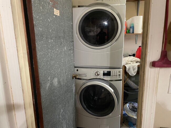 Building Photo - 325 E Hudson St