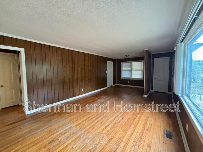 Building Photo - 3212 Sycamore Dr