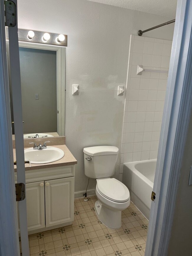 Building Photo - 3bed/2bath townhouse close to Disney inclu...