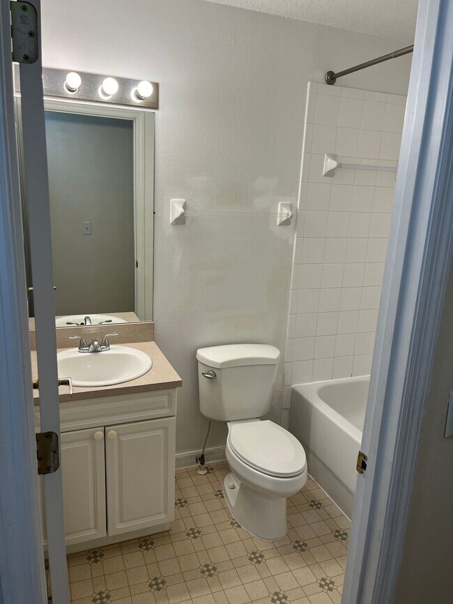 Building Photo - 3bed/2bath townhouse close to Disney includes utility (restrictions apply)