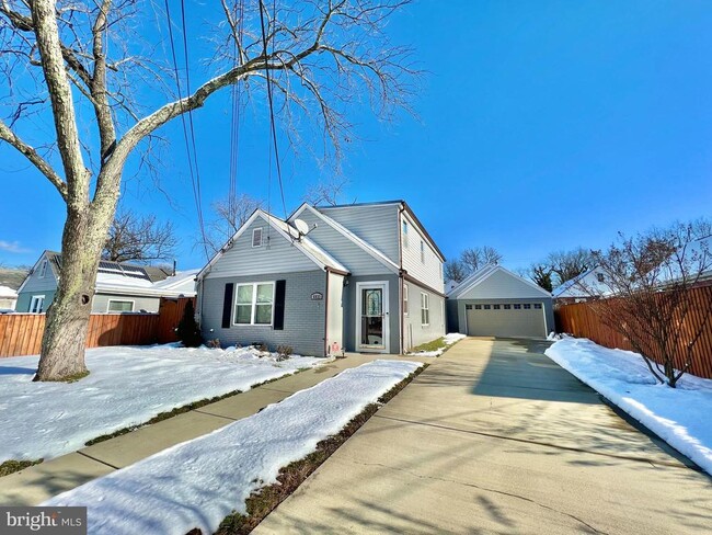 Building Photo - 6833 Standish Dr
