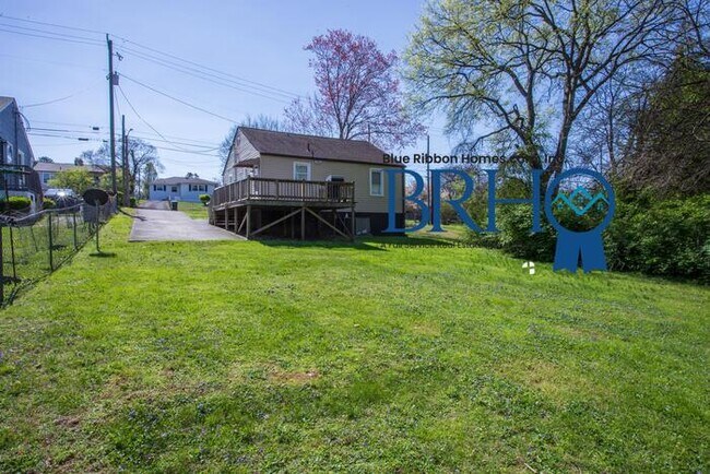 Building Photo - 3213 Shields Ave