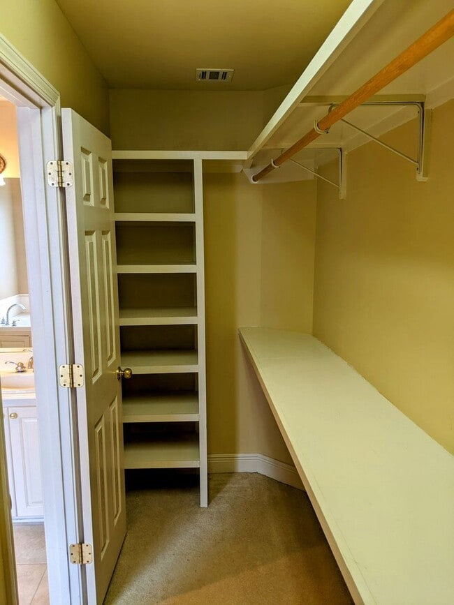 Building Photo - Spacious 3/2 home in a Convenient Location!