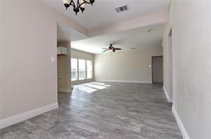 Building Photo - 321 S Chestnut St