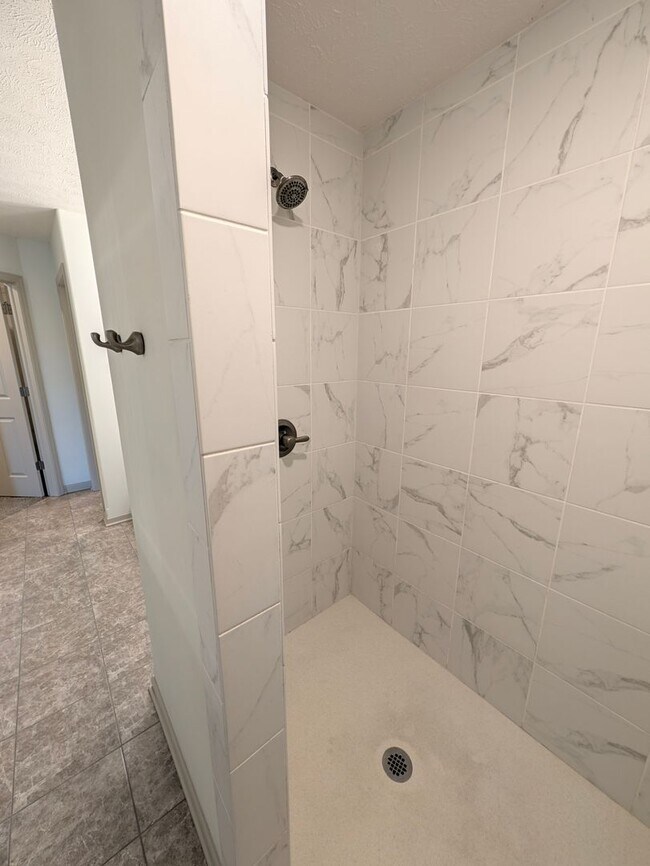Building Photo - 5011 Clearwater Dr