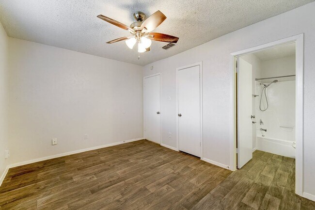 Building Photo - 10505 Little Pebble Dr