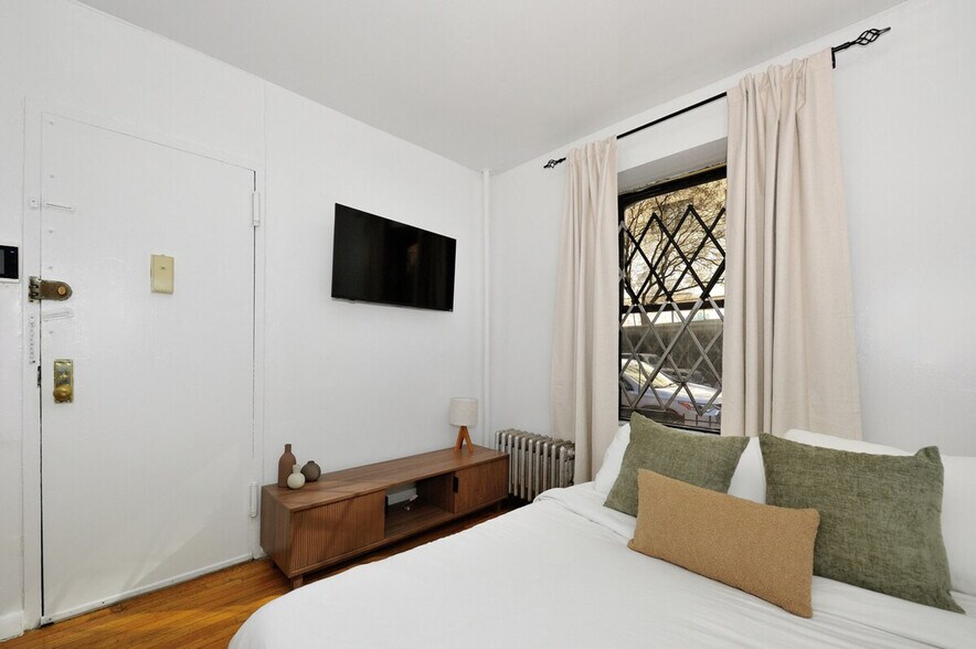 Building Photo - 422 W 56th St