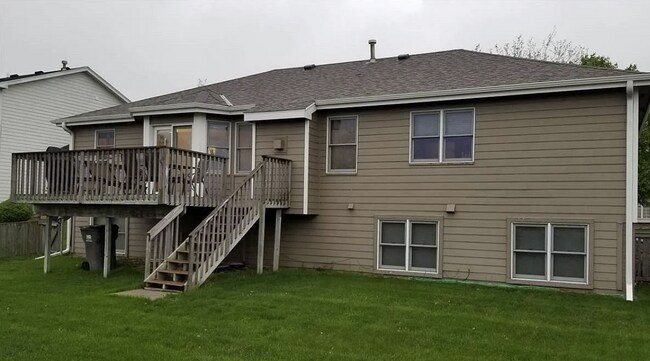 Building Photo - 5 Bedroom Single Family Home.  Great Location!