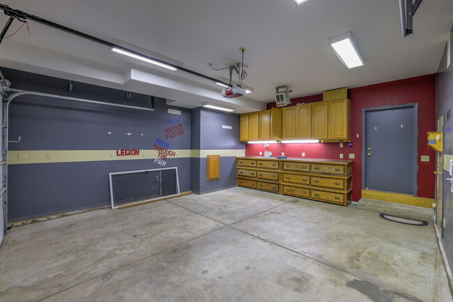 Building Photo - 6674 Chantilly Pl