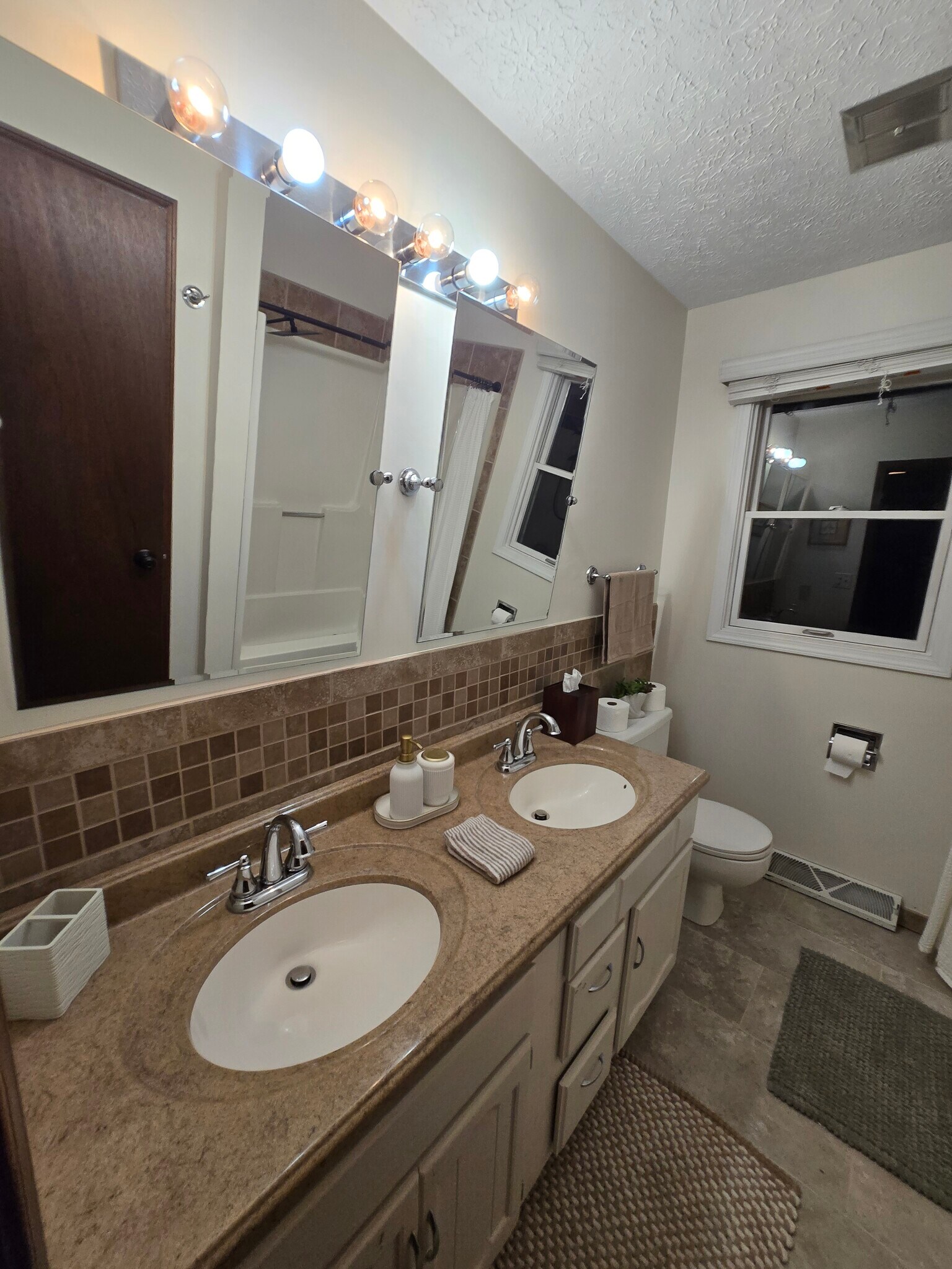 Building Photo - 1632 S Sycamore Ct