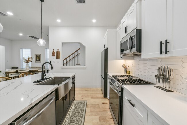 Building Photo - 718 W Donovan St