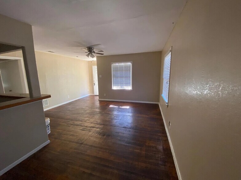 Building Photo - Room in House on Glengariff Dr