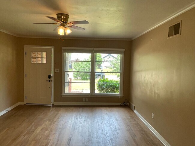 Building Photo - 4 bed 2 bath 2 car, Great Character and st...