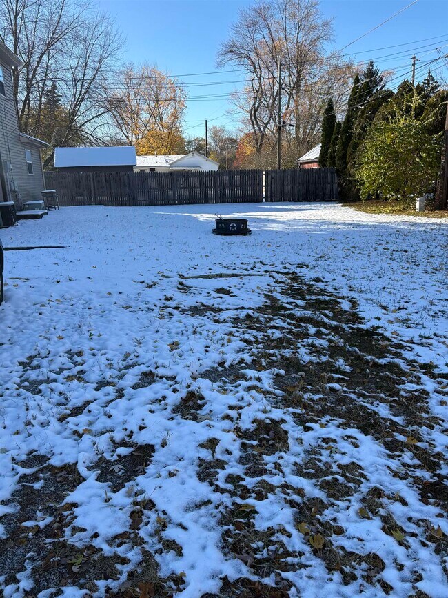 Building Photo - 2232 Nuttman Ave