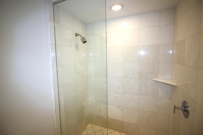 Building Photo - 2950 NE 188th St