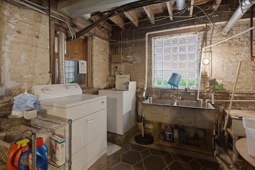 Building Photo - 2711 N Lawndale Ave