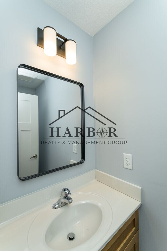 Building Photo - Contemporary 2 Bedroom Townhome - Kasson MN