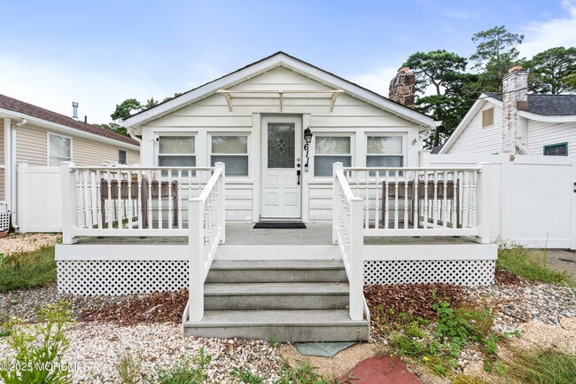 Building Photo - 611 Parkside Ave
