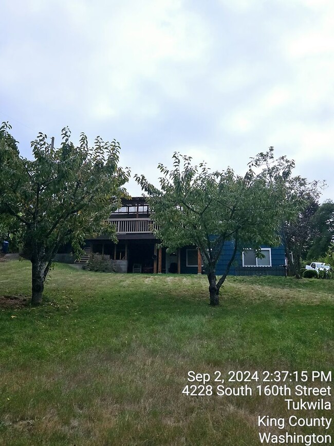 Building Photo - Tukwila/SeaTac daylight rambler - large home for rent - 4 bedrooms 2 bathrooms with 2 kitchens - ...