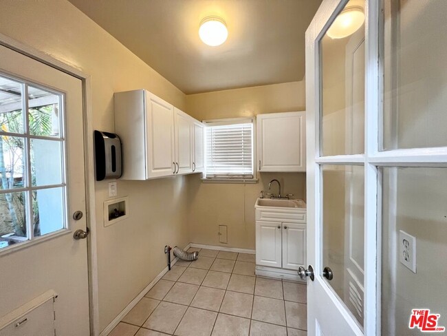 Building Photo - 5039 Inadale Ave