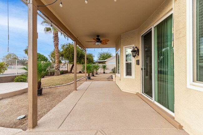 Building Photo - 4 bedoom home with private pool