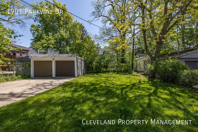 Building Photo - Updated Cleveland Hts. Colonial