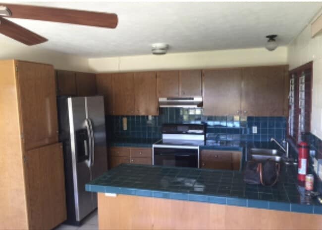 Building Photo - 3 bed 2 bath Kekaha duplex.