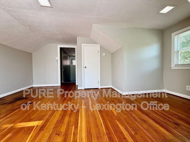 Building Photo - 829 Darley Dr