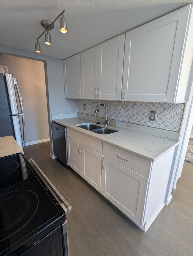 Building Photo - FABULOUS PEARL STREET CONDO IN SECURE BLDG...