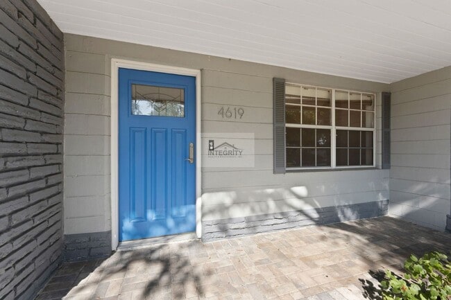 Building Photo - 4619 W Bay Villa Ave