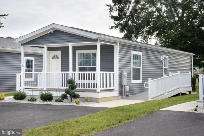 Primary Photo - 1 Edgewater Dr