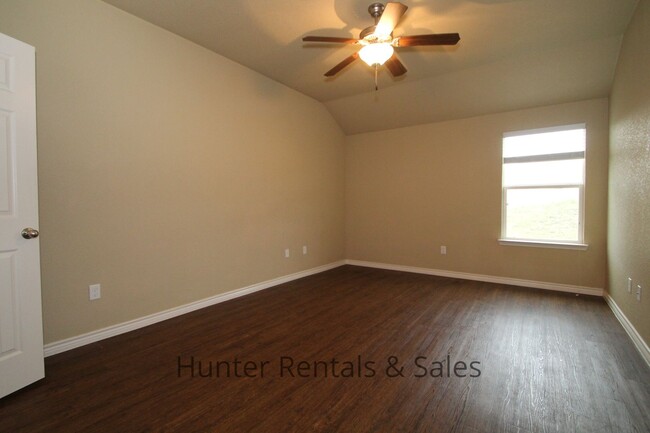 Building Photo - Luxury Duplex!