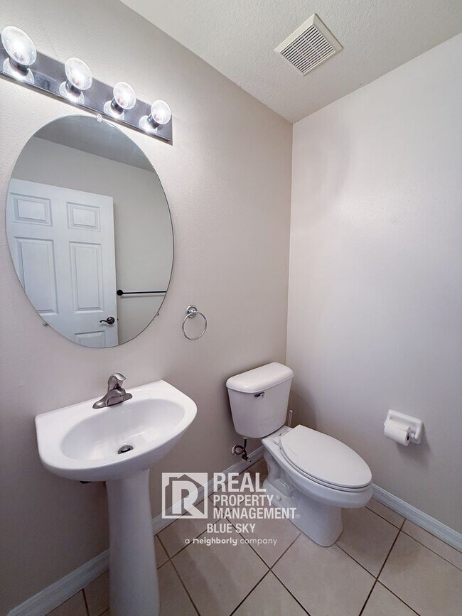 Building Photo - 2047 Park Crescent Dr