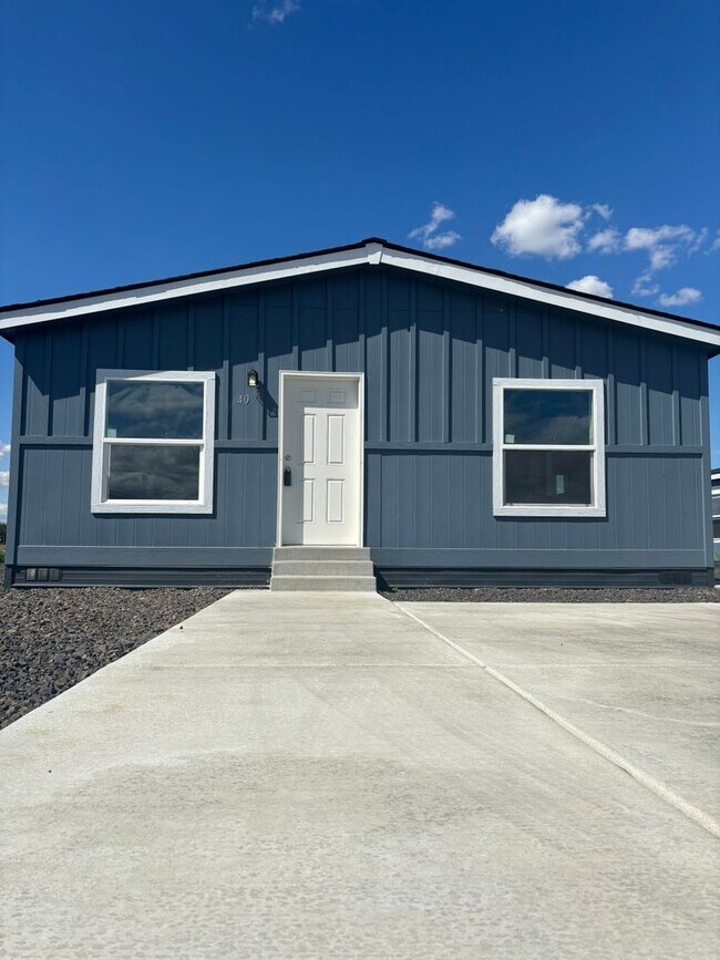 Building Photo - 3 Bedroom 2 Bathroom Charming Home for Ren...